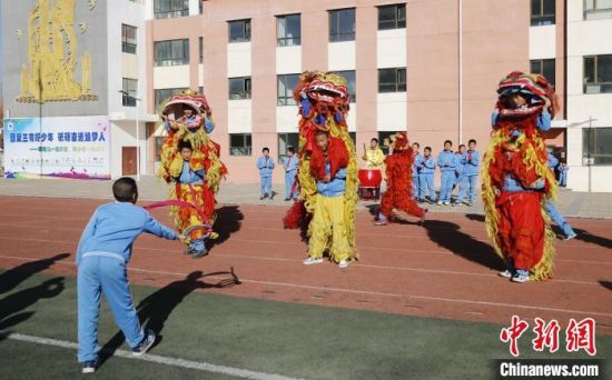 圖為西寧市陽光小學(xué)學(xué)生參加舞獅社團(tuán)。　馬銘言 攝