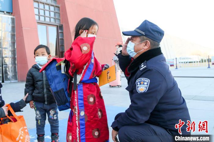 圖為小乘客向拉薩鐵路公安民警敬禮?！『铲i 攝