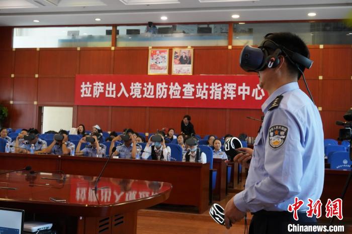 圖為移民管理警察、機場工作人員等體驗VR學黨史?！≯ㄔ?攝