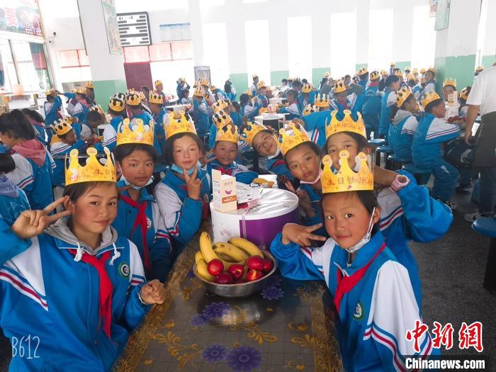 圖為加查縣安繞鎮(zhèn)小學(xué)學(xué)生集體過六一兒童節(jié)?！“怖@鎮(zhèn)小學(xué)供圖