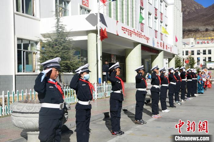 圖為加查縣安繞鎮(zhèn)小學(xué)學(xué)生爭當(dāng)“小交警”體驗交警工作?！∝暩聛硭?攝