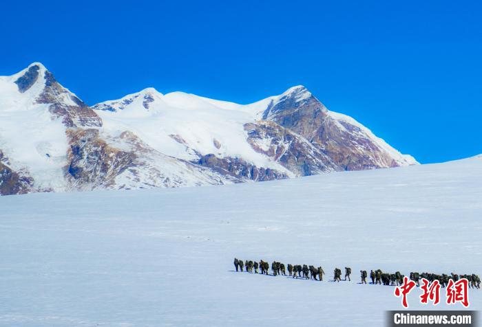 官兵攀爬、翻越、穿行在雪山。　西藏山南軍分區(qū)某團(tuán)供圖