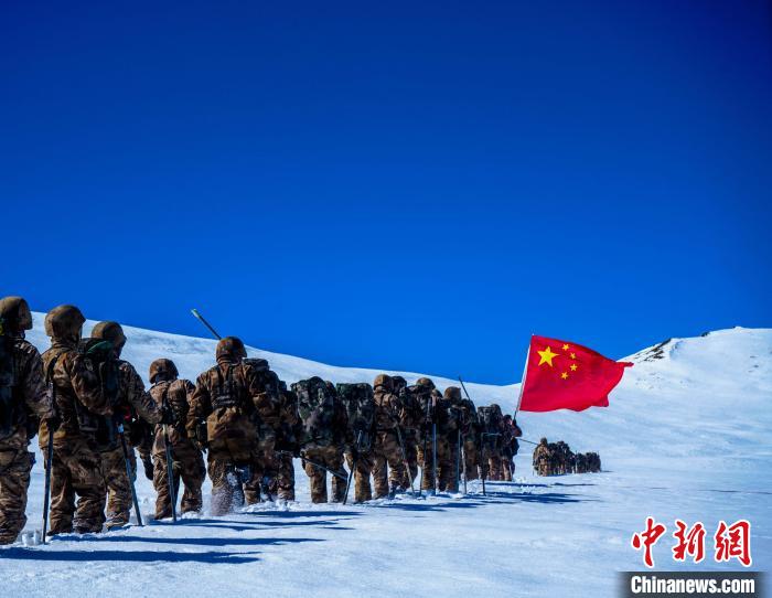 官兵攀爬、翻越、穿行在雪山。　西藏山南軍分區(qū)某團(tuán)供圖