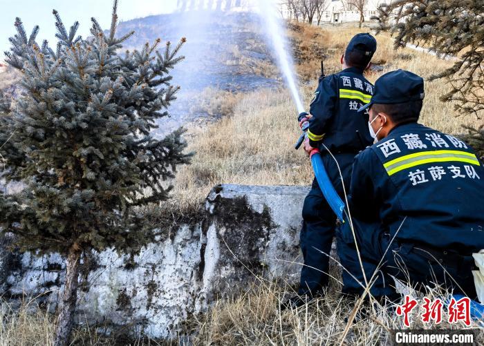 12月6日，布達(dá)拉宮消防救援大隊(duì)在布達(dá)拉宮山體林草區(qū)域開(kāi)展?jié)窕ぷ鳌！㈣?攝