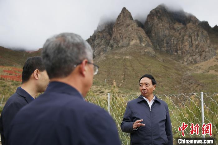 圖為西藏自治區(qū)人大常委會副主任、拉薩南北山綠化指揮部副總指揮江白(右)?！∝暣_ 攝