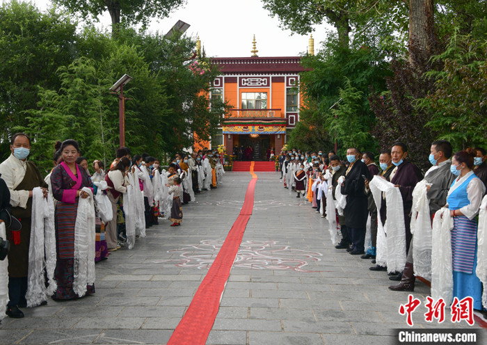 7月30日，在位于拉薩的雪林多吉頗章內(nèi)，各族各界信眾列隊(duì)歡迎班禪回藏。　<a target='_blank' ><p  align=