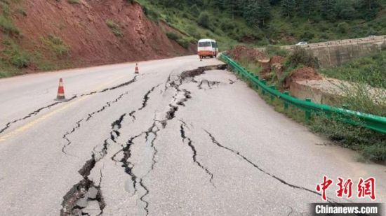 圖為發(fā)生路基下沉滑移險情的路段。果洛公路總段供圖