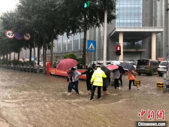 8月28日，青海省東部出現(xiàn)強(qiáng)降水天氣過(guò)程，其中西寧地區(qū)出現(xiàn)入汛以來(lái)雨量最大、強(qiáng)度最大的強(qiáng)降水過(guò)程。西寧交警供圖