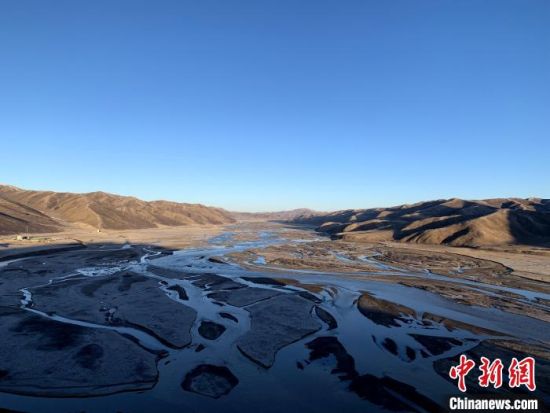 圖為三江源腹地，黃河流經(jīng)達日縣。（資料圖） 孫睿 攝 　　