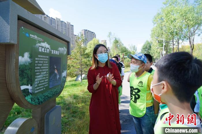 圖為小朋友在青海西寧湟水國家濕地公園內(nèi)學(xué)習(xí)濕地知識?！●R銘言 攝