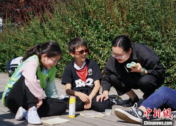 圖為小朋友在青海西寧湟水國家濕地公園內(nèi)認(rèn)識植物并進(jìn)行繪畫?！●R銘言 攝