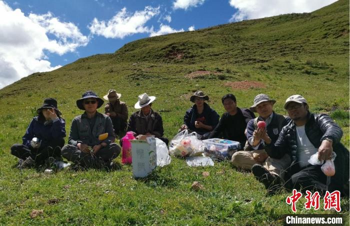 科研團隊在熱魯盆地工作合影?！≈锌圃呵嗖馗咴?供圖