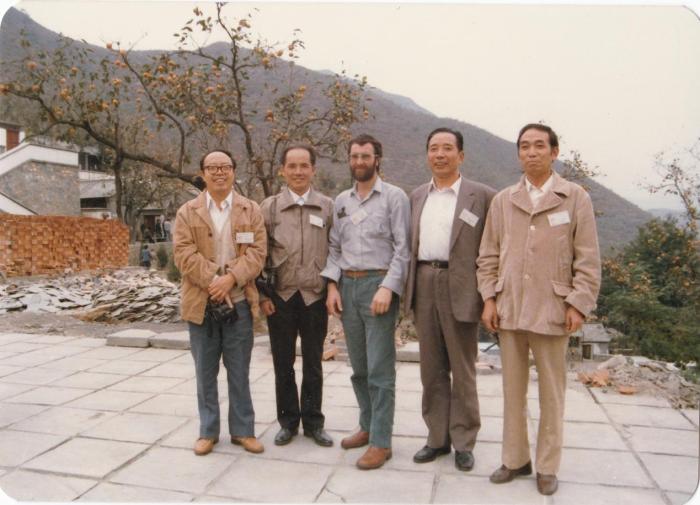 1987年早期脊椎動(dòng)物國(guó)際研討會(huì)在中國(guó)舉行，劉玉海先生(右一)與中外同行專家合影。　Gavin Young(澳大利亞) 供圖