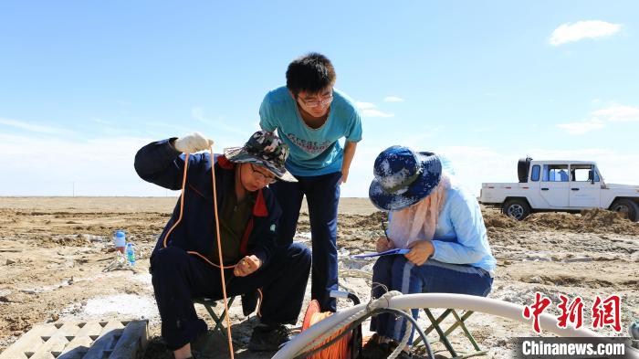 圖為專家測量鹽湖鹵水水位。(資料圖) 柴綜院 供圖