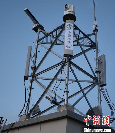 資料圖為建在龍羊峽湖區(qū)內(nèi)的5G基站?！∏嗪Ｒ苿?dòng)海南分公司供圖