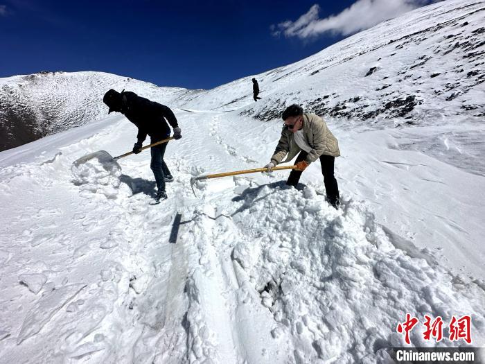 圖為生態(tài)管護(hù)人員在巡護(hù)道路上清雪?！《“瓦_(dá)杰 攝