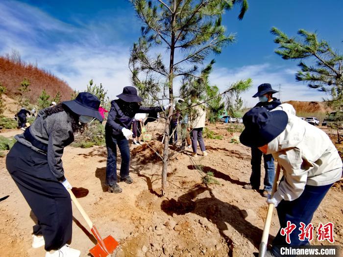 圖為西寧市城東區(qū)干部職工參加義務(wù)植樹。　張?zhí)砀?攝