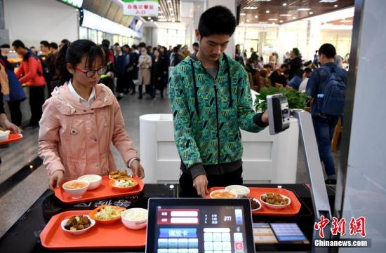 資料圖：某高校食堂學(xué)生在打飯。中新社記者 韓蘇原 攝