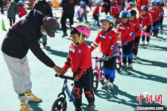 圖為拉薩市實(shí)驗(yàn)幼兒園孩子們?cè)诮叹毜闹笇?dǎo)下練習(xí)滑步車。　何蓬磊 攝