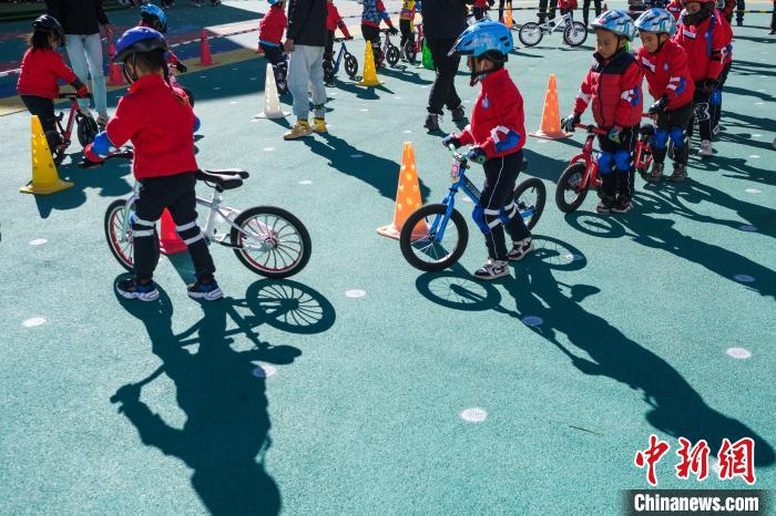 圖為拉薩市實(shí)驗(yàn)幼兒園孩子們正在練習(xí)滑步車?！『闻罾?攝