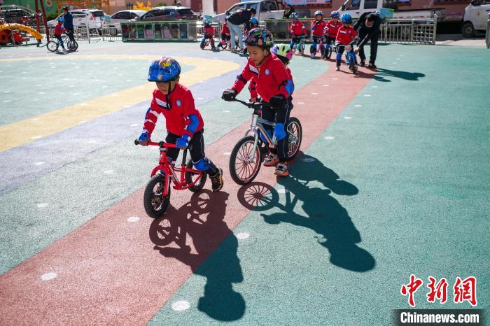 圖為拉薩市實(shí)驗(yàn)幼兒園孩子們正在練習(xí)滑步車?！『闻罾?攝