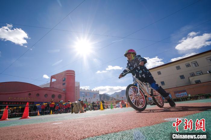 圖為拉薩市實(shí)驗(yàn)幼兒園孩子們正在練習(xí)滑步車?！『闻罾?攝