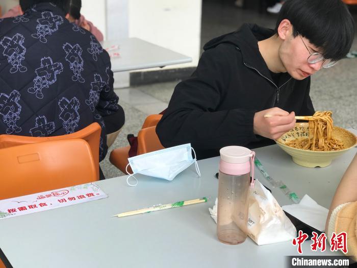 3月17日，西藏大學學生正在學校食堂用餐，餐桌上寫著“按需取餐，切勿浪費”?！∪轿木?攝