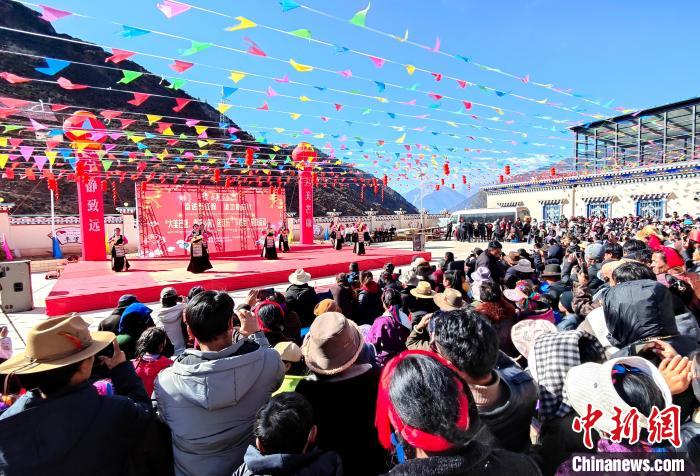 文藝活動(dòng)全景。　芒康縣委宣傳部供圖