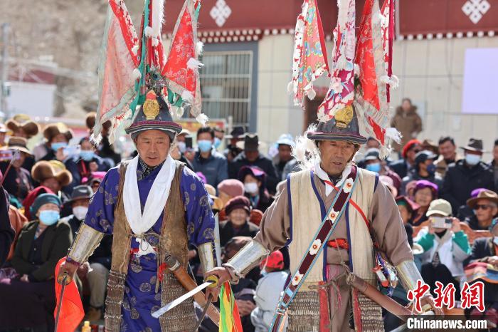 圖為兩位藝人表演瓊結“果孜”舞?！愔闈扇?攝