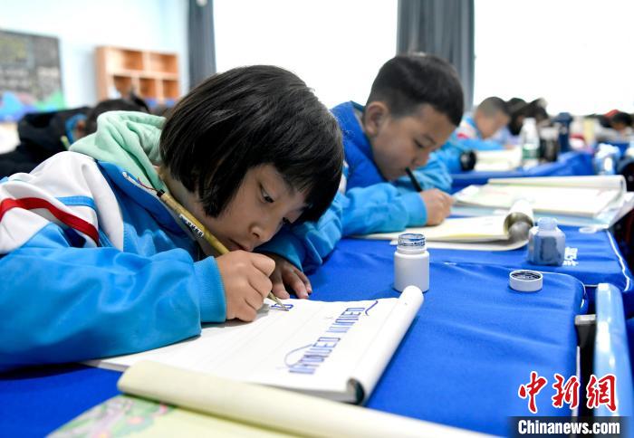 3月14日，西藏拉薩市第一小學(xué)一年級六班的學(xué)生們在藏語文課上書寫藏文。　李林 攝