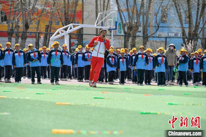 圖為學(xué)生在跳繩教練齊景龍的指導(dǎo)下做準(zhǔn)備運動?！∝暩聛硭?攝