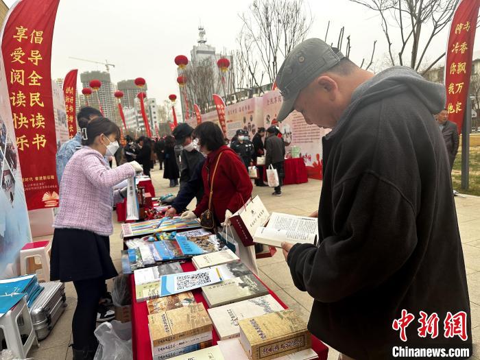 圖為民眾在活動(dòng)現(xiàn)場(chǎng)讀書(shū)、購(gòu)書(shū)?！±铍h 攝