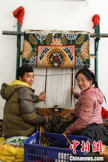 圖為1月15日，在日喀則市謝瑪氆氌農(nóng)村合作社，拉孜村一對夫婦在編織卡墊(資料圖)?！≮w朗 攝