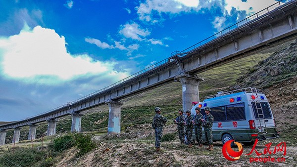 武警西藏總隊拉薩支隊執(zhí)勤八大隊官兵進行護路演練以應對突發(fā)情況。張磊 攝