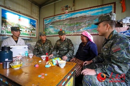 武警西藏總隊拉薩支隊執(zhí)勤八大隊官兵慰問藏族老人。何騰海 攝