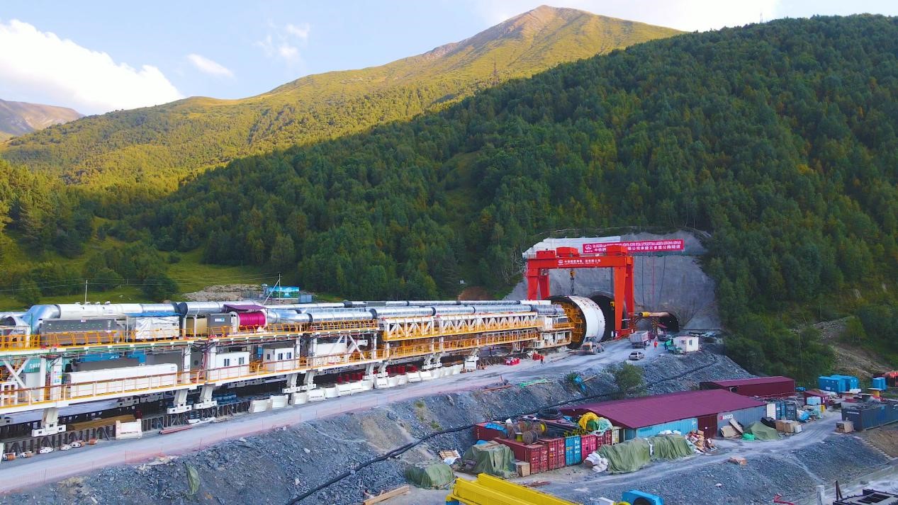 “高加索號”單護盾硬巖掘進機（TBM）。中鐵隧道局格魯吉亞KK公路隧道項目部供圖