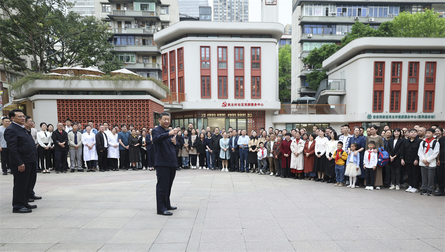 2024年4月22日至24日，中共中央總書記、國家主席、中央軍委主席習(xí)近平在重慶考察。這是22日下午，習(xí)近平在九龍坡區(qū)謝家灣街道民主村社區(qū)考察時，同社區(qū)居民親切交流。新華社記者 鞠鵬 攝