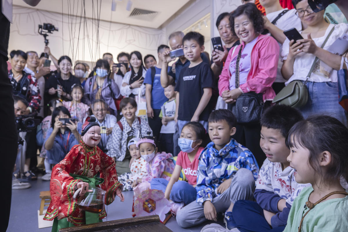 5月1日，廣州市白鵝潭大灣區(qū)藝術(shù)中心非物質(zhì)文化遺產(chǎn)館內(nèi)，精彩的梅縣提線木偶戲表演吸引了眾多游客駐足觀賞。 來(lái)源：人民圖片網(wǎng)