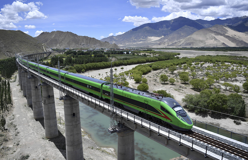 2022年6月22日，復(fù)興號(hào)列車行駛在西藏山南境內(nèi)。