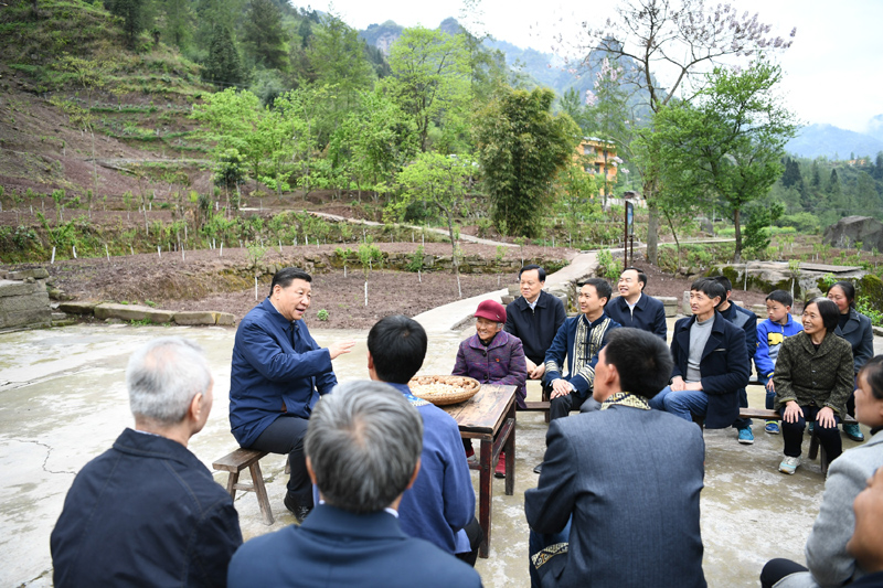 2019年4月15日至17日，中共中央總書(shū)記、國(guó)家主席、中央軍委主席習(xí)近平在重慶考察，并主持召開(kāi)解決“兩不愁三保障”突出問(wèn)題座談會(huì)。這是4月15日下午，習(xí)近平在石柱土家族自治縣中益鄉(xiāng)華溪村同村民代表、基層干部、扶貧干部、鄉(xiāng)村醫(yī)生等圍坐在一起，共話脫貧攻堅(jiān)。新華社記者 謝環(huán)馳 攝