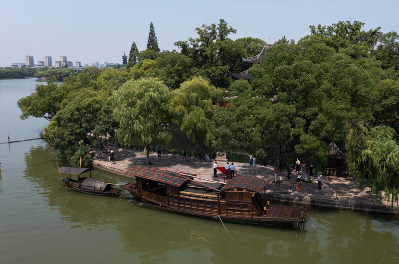 2022年7月27日，南湖紅船?？吭谡憬〖闻d市南湖旅游區(qū)的湖心島旁。