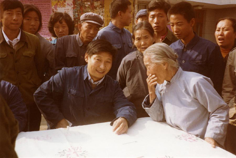 1983年，時任河北正定縣委書記的習近平（前排居中），臨時在大街上擺桌子聽取老百姓意見。