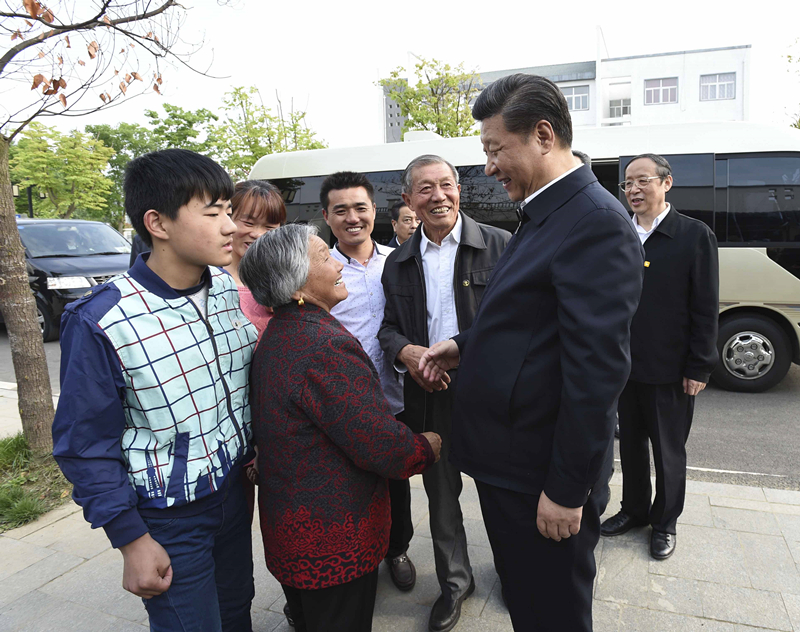 2016年4月25日，習(xí)近平在安徽省滁州市鳳陽縣小崗村看望當(dāng)年大包干帶頭人嚴(yán)金昌（右三）一家。