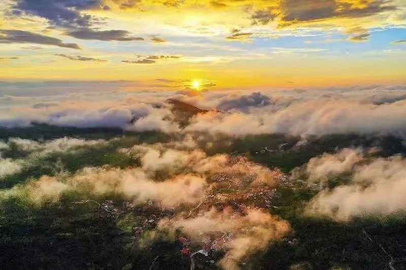 圖為云霧繚繞的軍營(yíng)村，群山盡翠，紅瓦掩映。廈門市委宣傳部供圖