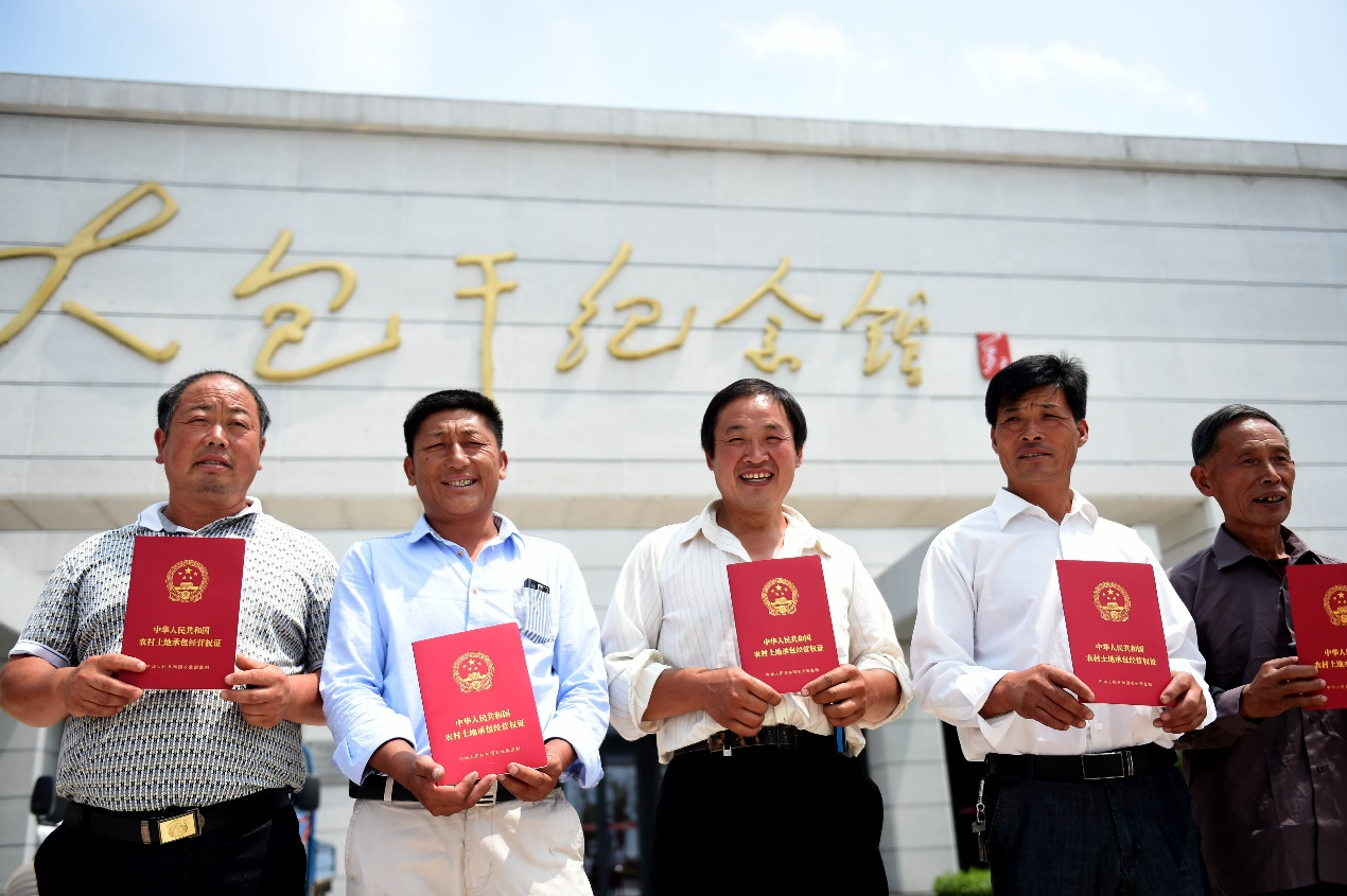 2015年7月8日,安徽省農(nóng)村土地承包經(jīng)營(yíng)權(quán)確權(quán)登記首批頒證啟動(dòng)儀式在鳳陽縣小崗村舉行，10多戶村民領(lǐng)到了《農(nóng)村土地承包經(jīng)營(yíng)權(quán)證》。新華社記者 劉軍喜 攝