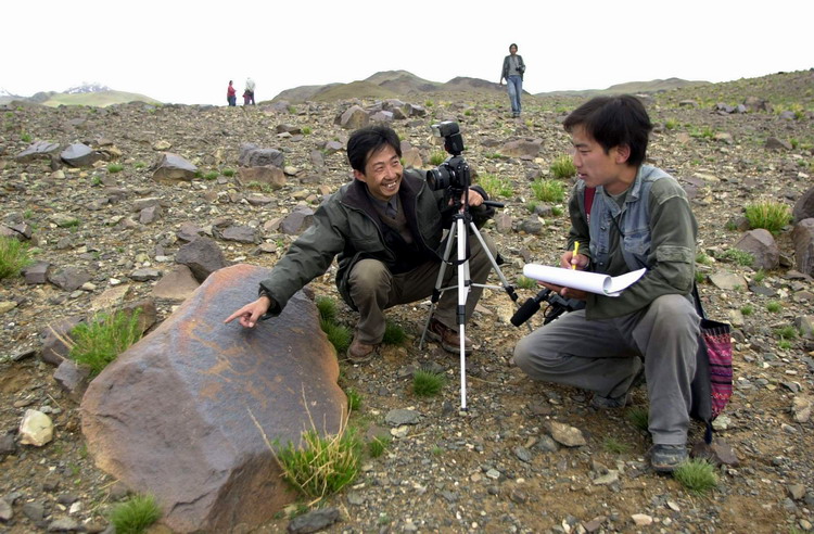 這是科考人員在考察加林山巖畫(huà)。（唐召明2001年攝）.jpg