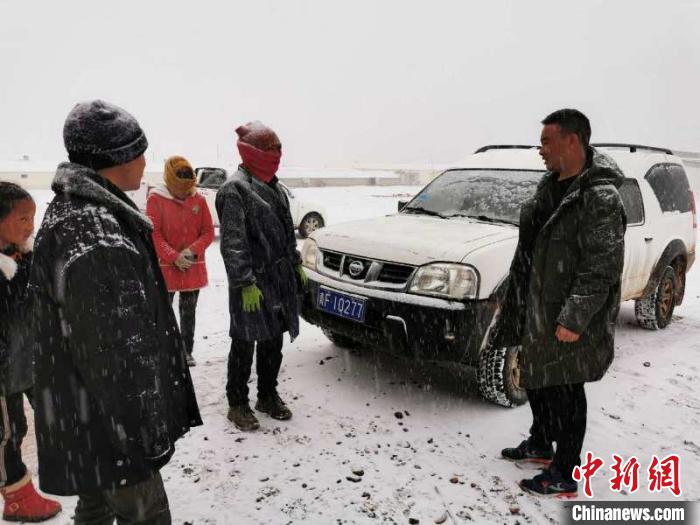 圖為扎西鬧吾(右一)與當?shù)啬翍艚徽?。郵儲銀行青海省分行供圖