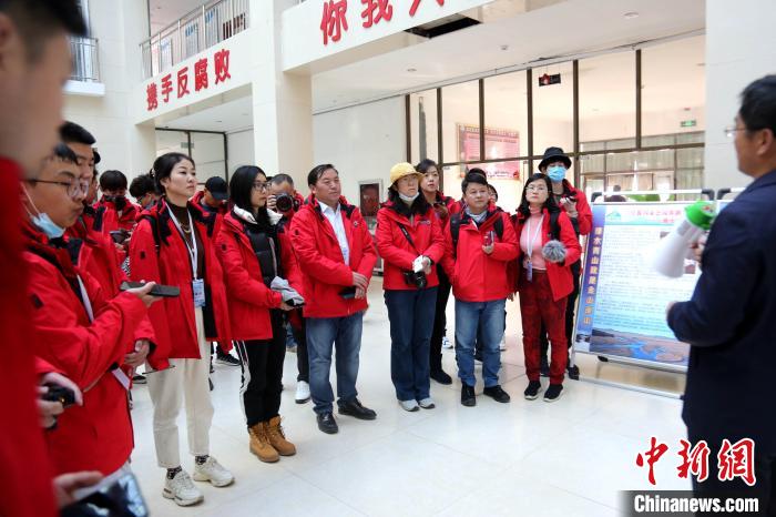 圖為中外媒體采訪三江源國家公園瀾滄江源園區(qū)生態(tài)保護成效。　張?zhí)砀?攝