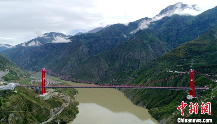 圖為雅康高速瀘定大渡河大橋。　劉忠俊 攝