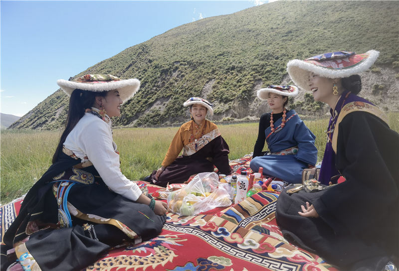 拉姆和她的朋友們在砂場修復(fù)點(diǎn)耍壩子。甘孜州石渠生態(tài)環(huán)境局供圖